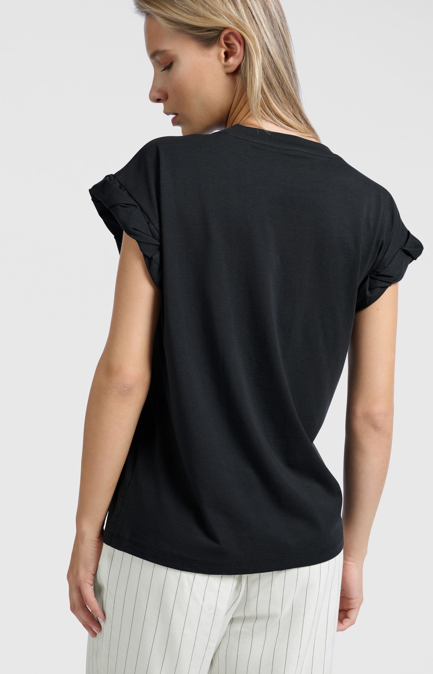 T-SHIRT MET OPGEROLDE GEPLOOIDE MOUWEN | YAYA