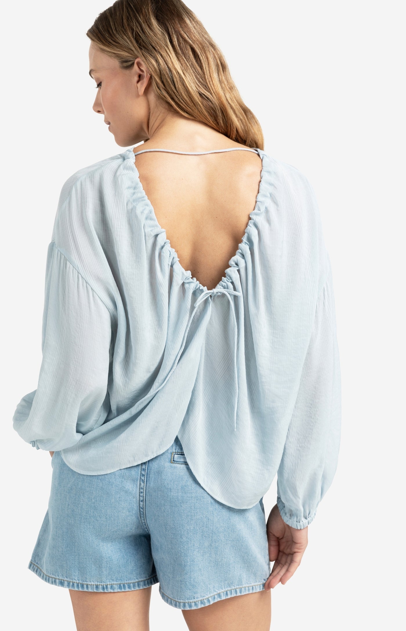 LUCHTIGE TOP MET CRINKLE STOF EN OPEN RUG | YAYA