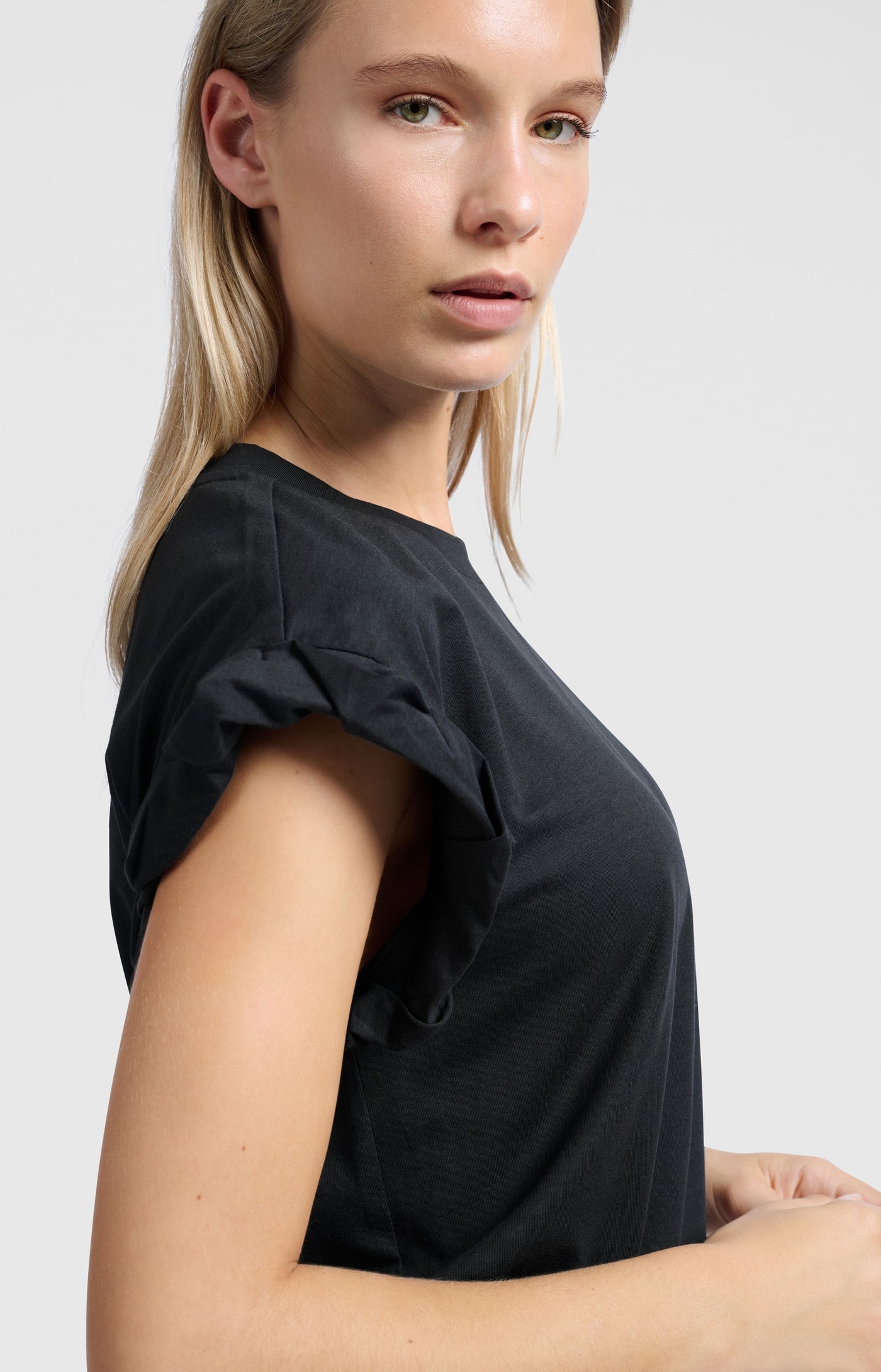 T-SHIRT MET OPGEROLDE GEPLOOIDE MOUWEN | YAYA