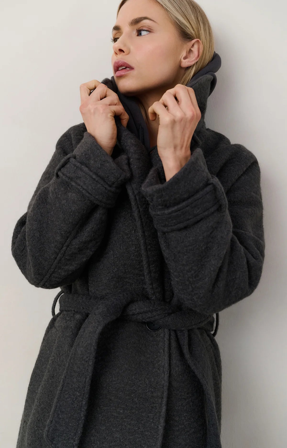 LANGE BOUCLÉ JAS MET CEINTUUR EN OVERSIZED PASVORM | YAYA