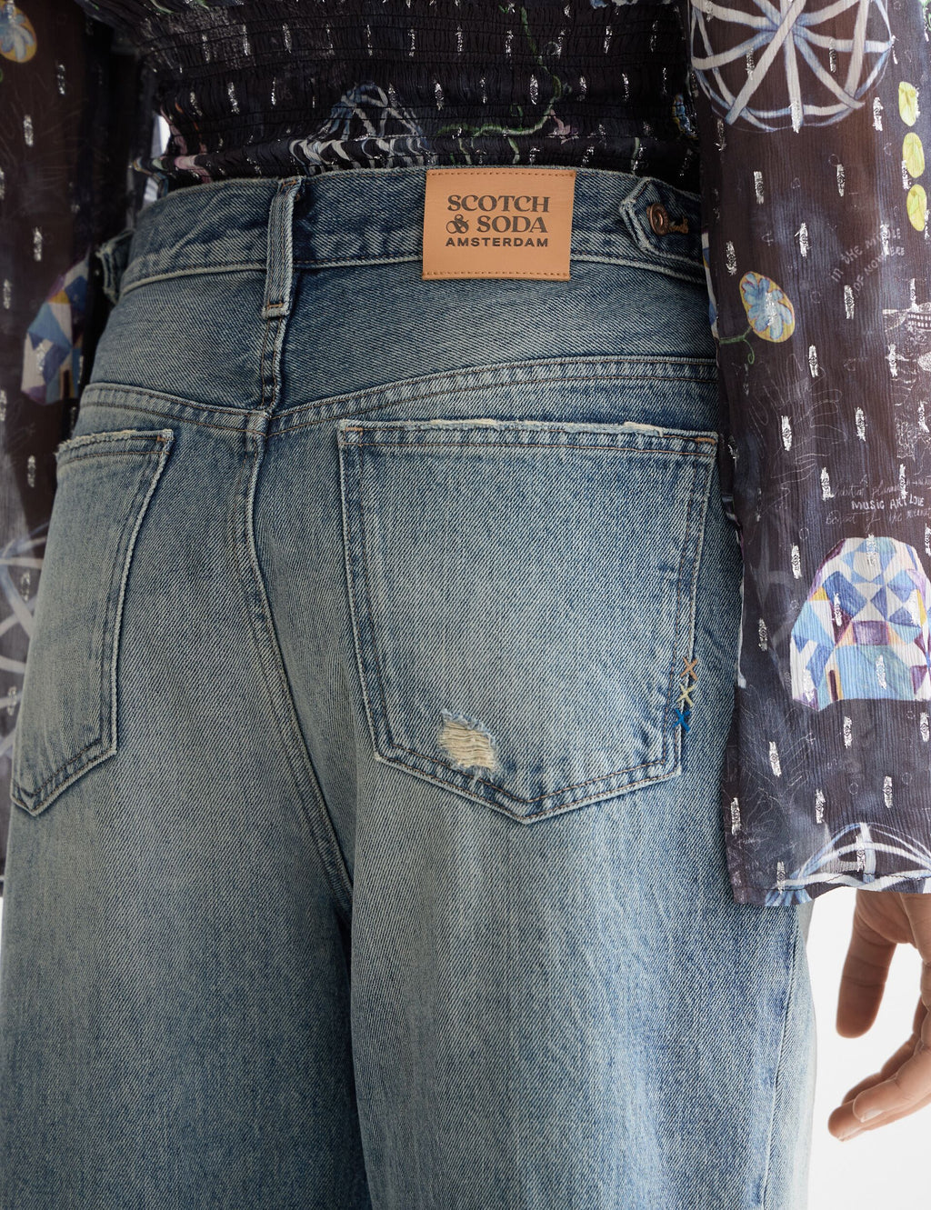 THE DEEP LOOSE JEANS AGAINST THE GRAIN | SCOTCH & SODA