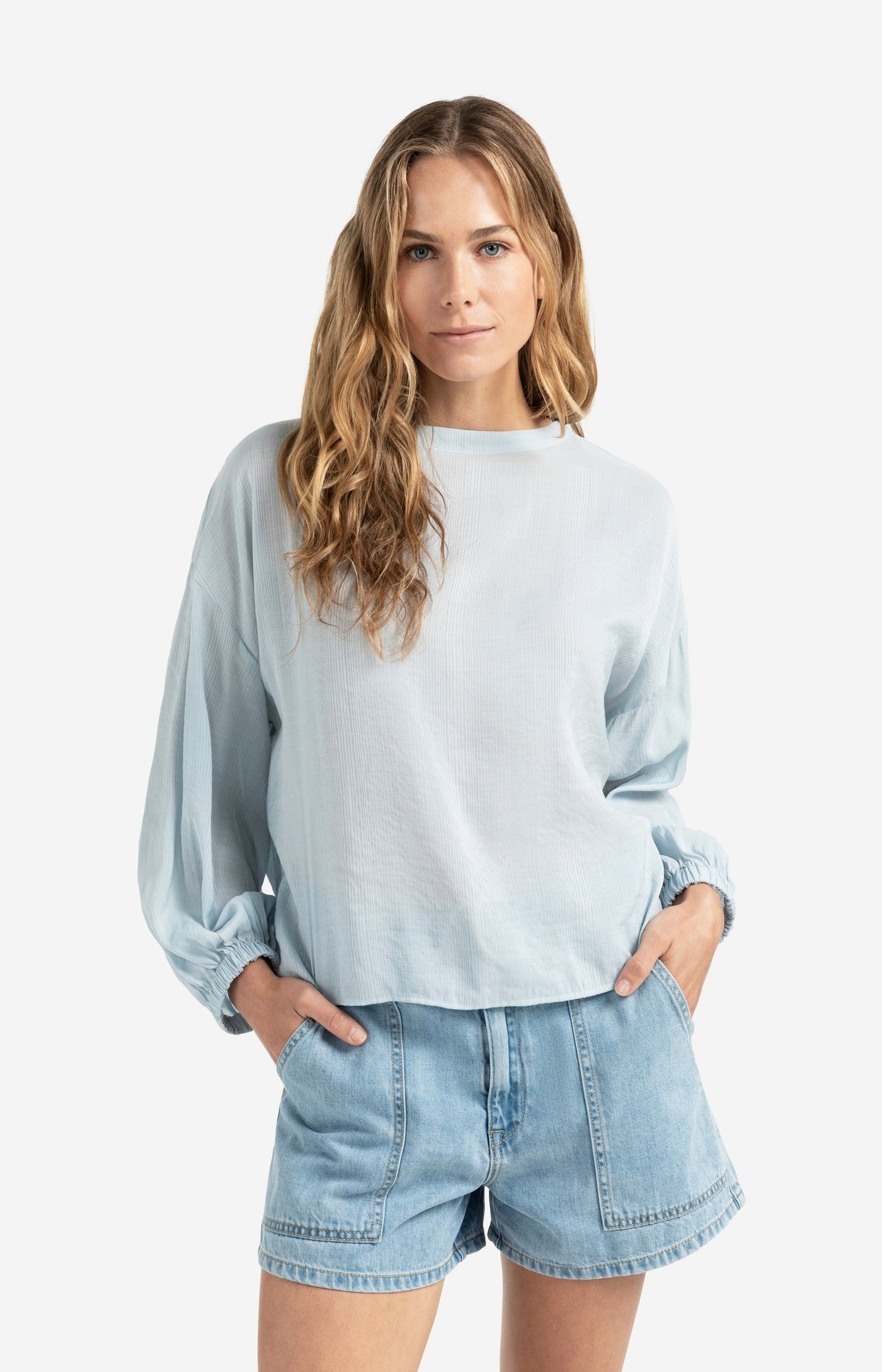 LUCHTIGE TOP MET CRINKLE STOF EN OPEN RUG | YAYA